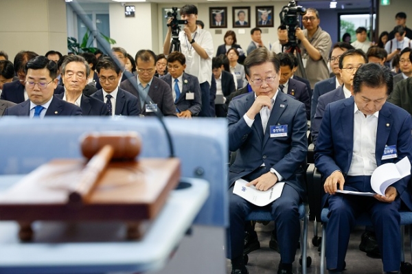 이재명 더불어민주당 대표가 17일 오전 서울 여의도 당사에서 열린 중앙위원회의에 참석 했다. 민주당은 이날 중앙위원회에서  '당대표의 대통령 선거 출마 시 1년 전 사퇴해야 한다' 규정에 예외를 두는 당헌 개정을 의결했다. 사진제휴=뉴스1