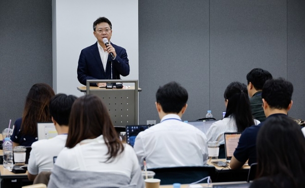 박정하 국민의힘 당대표 비서실장이 29일 오후 인천 중구 인천국제공항공사 인재개발원에서 국민의힘 국회의원 연찬회가 진행중인 가운데 이재명 대표와 한동훈 대표의 회담 일정에 대해 기자회견하고 있다. 사진제휴=뉴스1