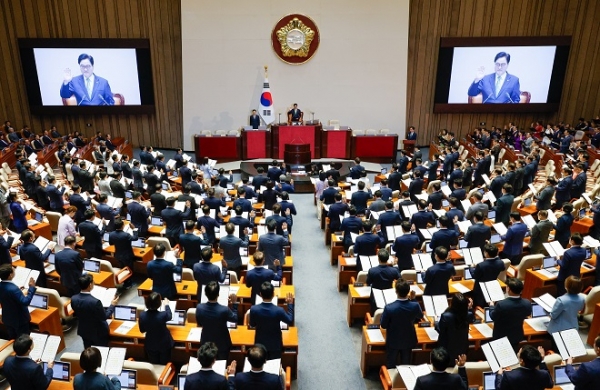 우원식 국회의장과 22대 국회의원들이 2일 오후 서울 여의도 국회 본회의장에서 역대 늦장 제22대 국회 개원식 겸 제418회 국회(정기회) 개회식에서 선서를 하고 있다. 사진제휴=뉴스1