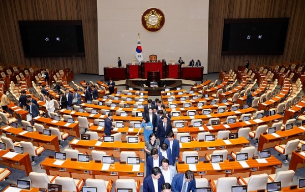 19일 오후 서울 여의도 국회에서 열린 제418회국회(정기회) 제8차 본회의에서 김건희 특검법, 채해병 특검법, 지역화폐법 표결을 마친 야당 의원들이 퇴장하고 있다. 사진제휴=뉴스1