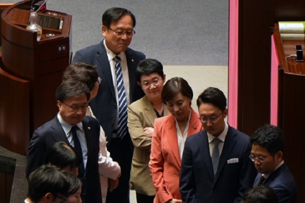 4일 국회 본회의에서 윤석열 대통령의 재의요구권(거부권) 행사로 인해 재표결한 ‘김건희 특검법’ ‘채상병 특검법’ ‘지역화폐법’ 개표를 긴장된 표정으로 지켜보고 있는 김대식 의원을 비롯한 여야 개표위원들. 사진=전소희 기자