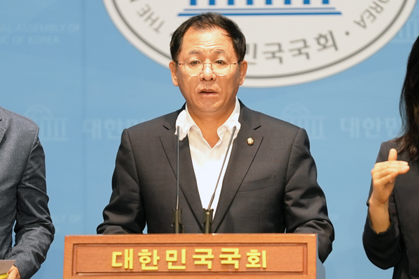 소통관에서 기자회견 중인 이상휘 의원