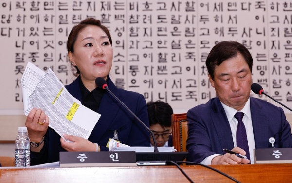 김건희 여사의 공천 개입 의혹과 명태균 씨 여론조사 비용 불법 조달 의혹을 제기한 강혜경 씨가 21일 오후 서울 여의도 국회 법제사법위원회에서 열린 대검찰청 국정감사에 출석해 대선 여론조사 비용이 적힌 자료를 들고 자신의 주장에 대한 신빙성을 설명하고 있다. 사진제휴=뉴스1