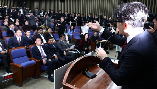 12일 오전 서울 여의도 국회에서 열린 2024 원내대표 선출 선거 의원총회에서 국민의힘 의원들이 한동훈 대표가 인사말 도중 윤석열 대통령 탄핵 찬성에 관해 얘기하자 이철규 의원 등으로부터 항의를 받고 있다. 사진제휴=뉴스1