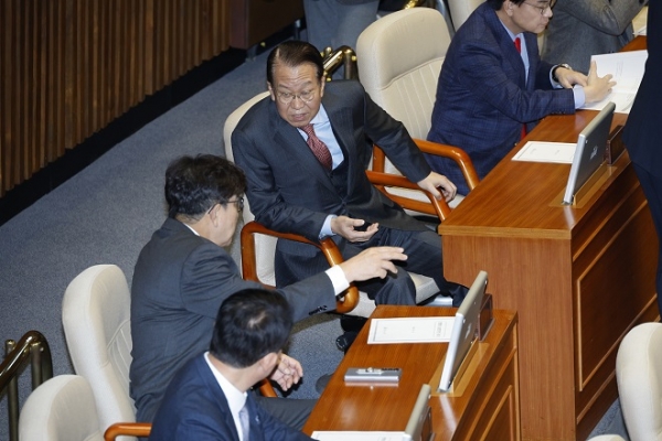 국민의힘 권성동 원내대표와 비상대책위원장 지명자 권영세 의원이 27일 국회 본회의장에서 열린 제420회 국회(임시회) 제2차 본회의에 참석해 대화하고 있다. 사진제휴=뉴스1